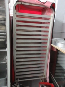 lot 821 image: METRO HOLDING RACK WITH STERNO COVER