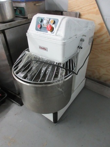 lot 823 image: ESTELLA 68 QT SPIRAL DOUGH MIXER