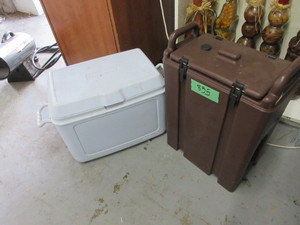lot 835 image: CAMBRO HOT COLD BEVERAGE DISPENSER RUBBERMAID COOLER