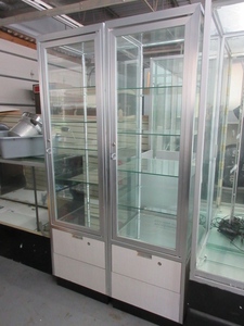lot 841 image: RETAIL DISPLAY CASES