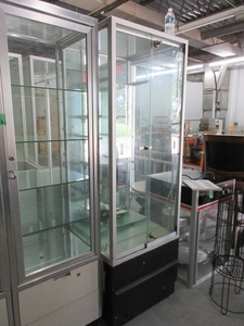 lot 842 image: DOUBLE DOOR RETAIL DISPLAY CASE