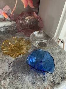 lot 19 image: 4-Vintage Bowls Pink, Gold, Clear With Gold Ring, Footed Blue