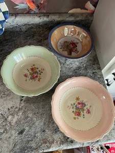 lot 22 image: Vintage Homer Laughlin Bowls