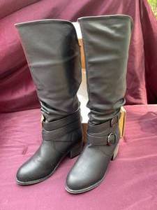 lot 40 image: Pair Of Black Boots Size 7W