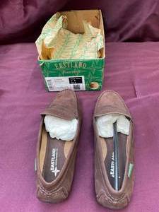 lot 45 image: NEW Eastland Brown Nubu, Womens Med Size 6