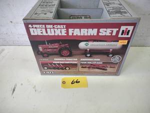 Ertl International Harvester Deluxe...