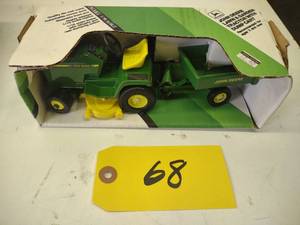 Ertl John Deere Lawn Tractor with C...