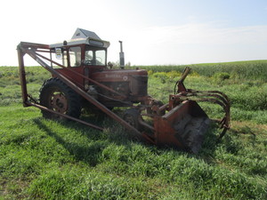 lot 3 image: Farmall Super M Tractor wFarmhand Loader