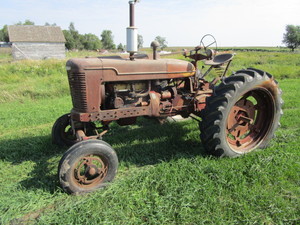 lot 4 image: Farmall M Tractor