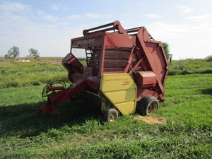 lot 5 image: New Holland 851 Baler