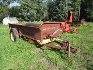 lot 9 image: 327 New Holland Manure Spreader