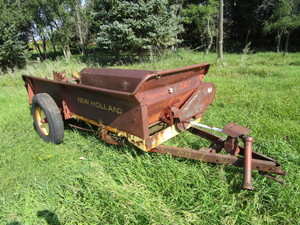 lot 12 image: 327 New Holland Manure Spreader