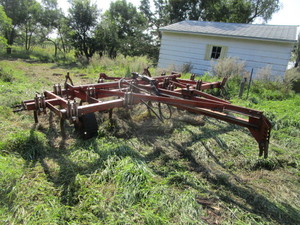 lot 13 image: 14 IH Chisel Plow