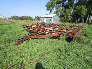 lot 14 image: 14 IH 45 Vibra Shank