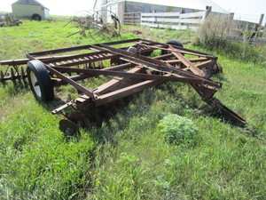 lot 33 image: 14 IH Disc