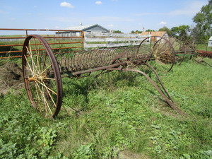 lot 34 image: 12 JD Dump Rake
