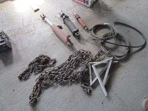 lot 54 image: Chain & Hydraulic Cylinders