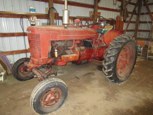 lot 2 image: Farmall Super M Tractor