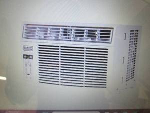 lot 30 image: BLACKDECKER 6000 BTU Window Air Co...