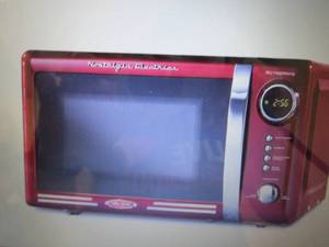 lot 92 image: Nostalgia Retro 0.7 Cu. Ft. 700-Wat...