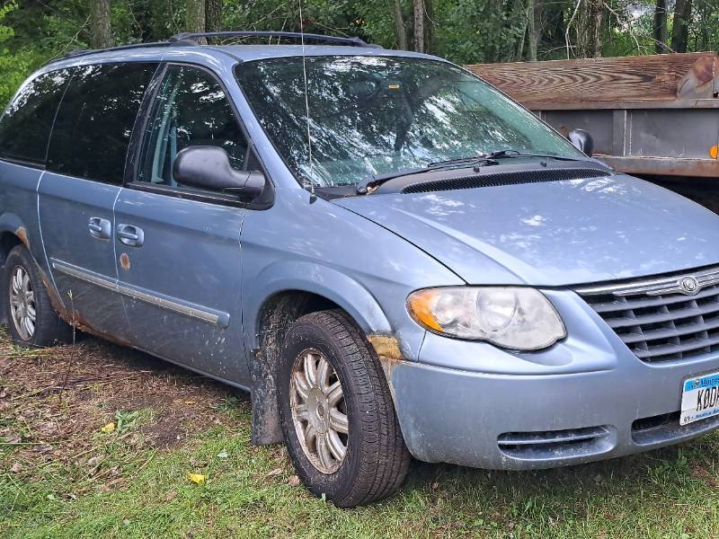 lot 401 image: 2006 Handicap Accessible Chrysler Town & Country Extended Cab 4-Door Mini Van with Wheel Chair Lift