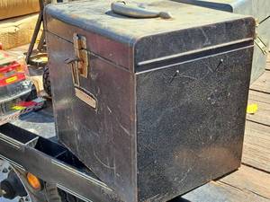 lot 433 image: Craftsman 13 Metal Tool Box