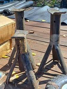 lot 435 image: Lot of (3) Jack Stands
