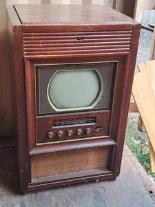 lot 529 image: Vintage Philco TVAM-FM RadioTurntable
