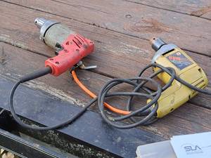 lot 539 image: Lot of (2) Drills - Black & Decker 38 VSR, Milwaukee 38 Holeshooter