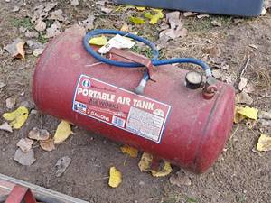 lot 542 image: Midwest Products Air Works 7-Gallon Portable Air Tank
