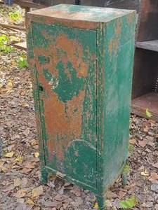lot 546 image: Metal Storage Cabinet 1-door