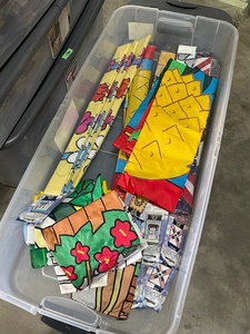 lot 142 image: Outdoor Decorative and Garden Flags and Tote