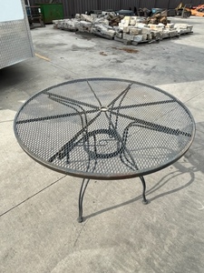 lot 24 image: Metal Patio Table