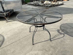lot 17 image: Metal Patio Table