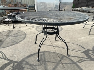 lot 18 image: Metal Patio Table