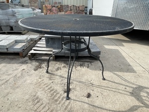 lot 19 image: Metal Patio Table