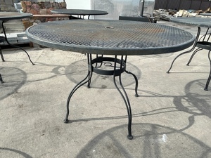 lot 20 image: Metal Patio Table