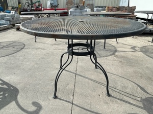 lot 21 image: Metal Patio Table