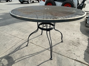 lot 23 image: Metal Patio Table