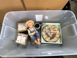 lot 117 image: Outdoor Items and Tote