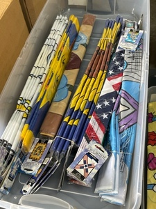 lot 140 image: Outdoor Decorative Flags and Tote
