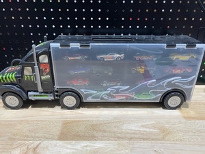 lot 17 image: Hot Wheels, Matchbox in Hauler