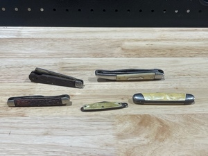 lot 31 image: Pocket Knives