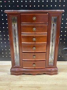 lot 38 image: Jewelry Box and Some Rings
