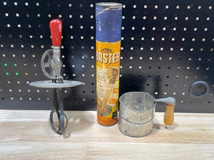 lot 66 image: Vintage Kitchen Items
