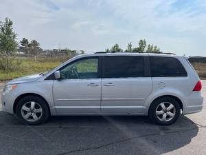 lot 17A image: 2009 Volkswagen Routan SEL