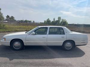 lot 20 image: 1998 Cadillac Deville Delegance