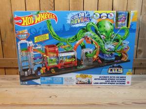 lot 98 image: Hot Wheels City Ultimate Octo Car Wash Playset & 1 Color Reveal Toy Car in 164 Scale