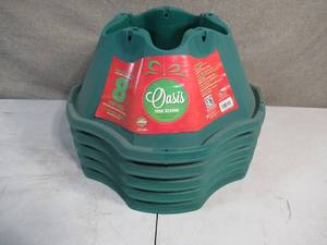 lot 165 image: Set of 5 Oasis 519-ST Christmas Tree Stands, Plastic, Green - NEW