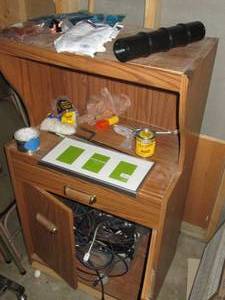 lot 167 image: Wood tone rolling microwave cart with painting supplies and more